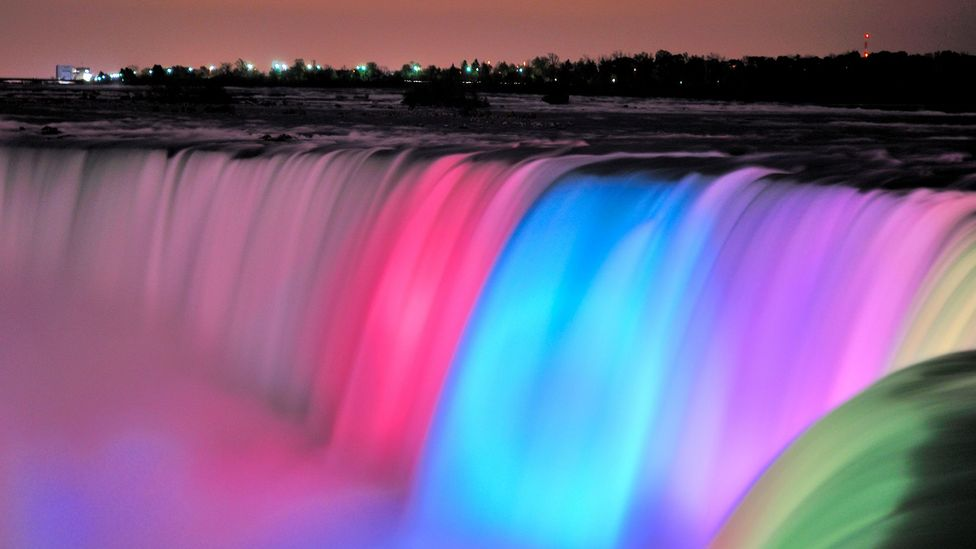Sông Niagara xuất hiện sau Kỷ băng hà cuối cùng, và việc xói mòn vách đá đã tạo ra thác nước này.