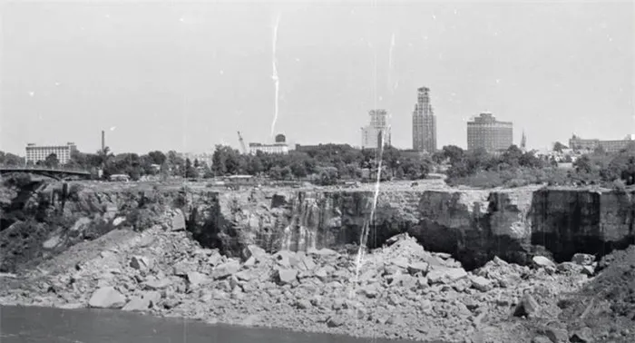 Trong thời gian thác Niagara không chảy, một lối đi tạm thời đã được xây dựng để khám phá đáy thác.