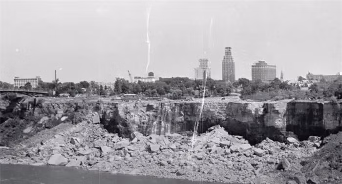 Trong thời gian thác Niagara không chảy, một lối đi tạm thời đã được xây dựng để khám phá đáy thác.