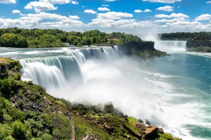 Ngoài ra, sự nổi tiếng của thác Niagara không chỉ đến từ độ cao, mà còn từ lượng nước chảy mạnh mẽ và tốc độ chuyển động nhanh nhất trên hành tinh.