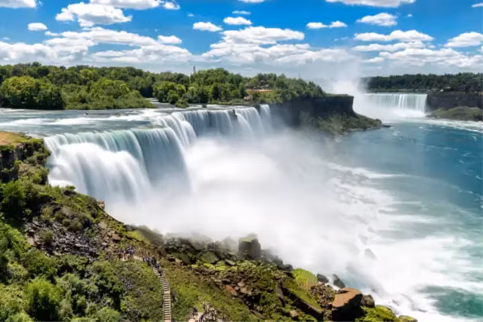 Ngoài ra, sự nổi tiếng của thác Niagara không chỉ đến từ độ cao, mà còn từ lượng nước chảy mạnh mẽ và tốc độ chuyển động nhanh nhất trên hành tinh.