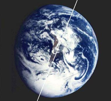 Một nhóm nghiên cứu do giáo sư Ki-Weon Seo từ Đại học Quốc gia Seoul (Hàn Quốc) dẫn đầu đã phân tích hiện tượng này và tìm ra nguyên nhân gây ra sự nghiêng đáng lo ngại của trục quay Trái Đất.