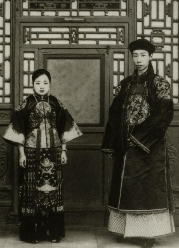 Bức ảnh chụp một vị vương gia và tiểu thiếp của người này. Người phụ nữ trong ảnh có dung mạo đầy đặn, thanh tú mỹ lệ và trang phục trên người cũng rất đẹp đẽ.