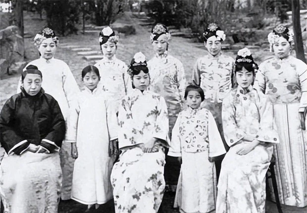 Bức ảnh chụp những phi tần và cách cách trong cung.