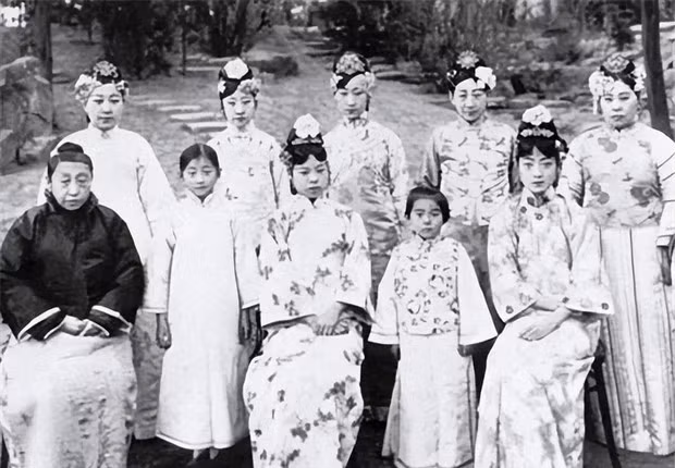 Bức ảnh chụp những phi tần và cách cách trong cung.