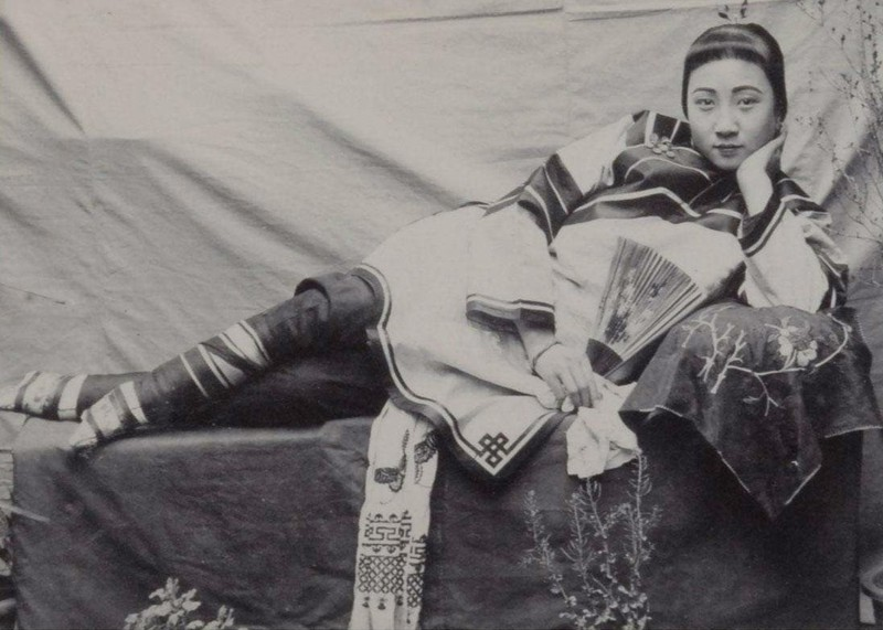 Một kỹ nữ lầu xanh với vẻ ngoài quyến rũ và đôi chân nhỏ gọn vì theo tục bó chân từ nhỏ.