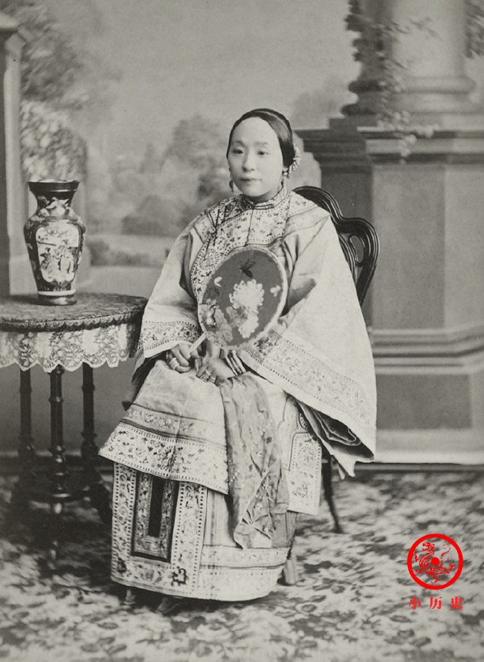 Bức ảnh một phụ nữ quý tộc quyền quý được chụp vào năm 1875.