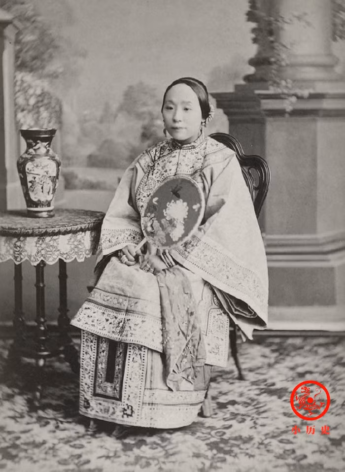 Bức ảnh một phụ nữ quý tộc quyền quý được chụp vào năm 1875.