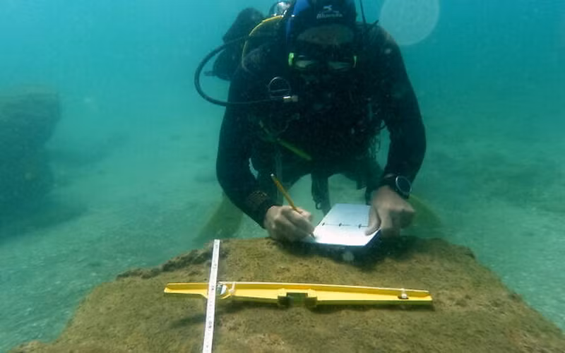 Các cuộc khảo sát sơ bộ cho thấy con tàu có thể đã gặp bão ở vùng nước nông và cố gắng thả neo, nhưng cuối cùng vẫn bị đắm.