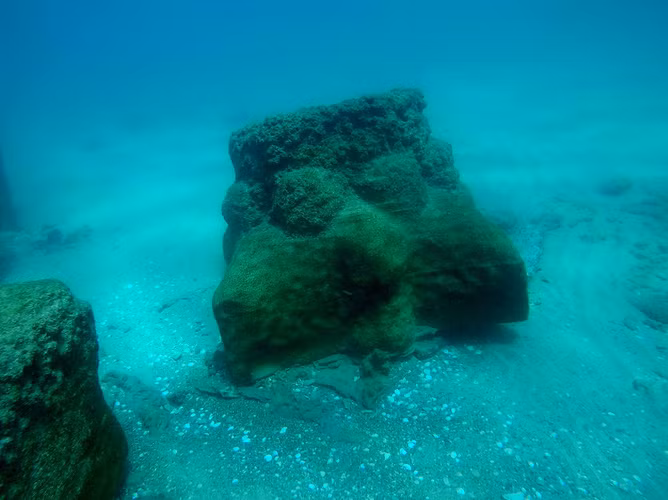 Chiếc cột đá này là hàng hóa được chở trên con tàu ma đã ở dưới đáy biển suốt 1.800 năm, nhờ có cơn bão quét qua nên mới phát hiện thấy.