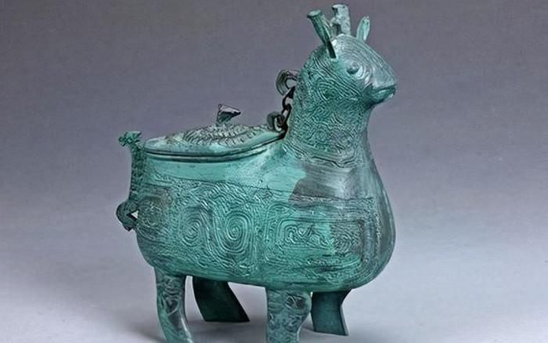 Trong hang đá, ông Trần phát hiện một chiếc bình cổ bằng đồng kỳ lạ. Chiếc bình này có hình dáng đặc biệt với một cái đầu có sừng.