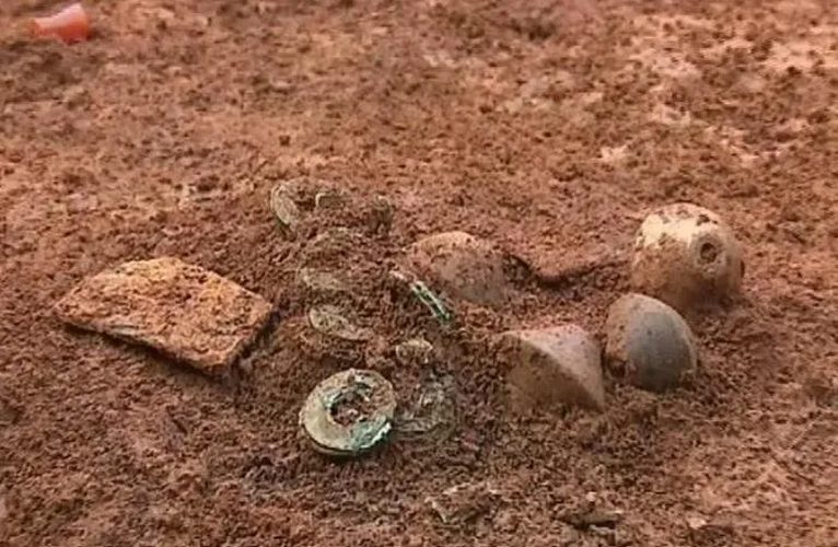 Khi tiến hành khai quật, các chuyên gia tìm thấy 33 di vật quý giá khác, bao gồm đồ đồng, đồ gốm và tiền vỏ sò. Tuy nhiên, chiếc bình cổ là món quý nhất trong số đó, là bảo vật nghìn năm có một. Chiếc bình có hình thù kỳ dị và tinh xảo với các hình ảnh của rồng, phượng và kỳ lân. Các chuyên gia đồng ý rằng đây là lần đầu tiên ba linh vật này được kết hợp trên một chiếc bình.