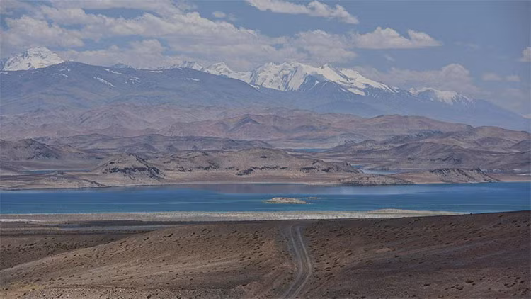 Với diện tích khoảng 380km2 và độ sâu 230m, hồ Karakul nằm ở độ cao gần 4.000m trong dãy núi Pamir Tajikistan, cao hơn cả hồ Titicaca ở Nam Mỹ.