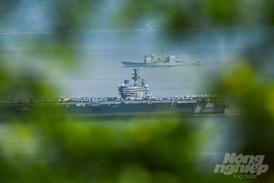 USS Ronald Reagan một trong số tàu thuộc lớp tàu sân bay lớp Nimitz chạy năng lượng hạt nhân của hải quân Mỹ, được đặt theo tên của Tổng thống Mỹ thứ 40 Ronald Reagan.