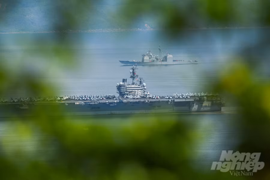 USS Ronald Reagan một trong số tàu thuộc lớp tàu sân bay lớp Nimitz chạy năng lượng hạt nhân của hải quân Mỹ, được đặt theo tên của Tổng thống Mỹ thứ 40 Ronald Reagan.