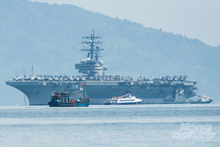 Trước đó, ngày 22/6, trong cuộc họp báo thường kỳ Bộ Ngoại giao, người phát ngôn Phạm Thu Hằng đã trả lời câu hỏi liên quan thông tin tàu sân bay Mỹ USS Ronald Reagan sắp thăm Việt Nam. Bà Hằng cho biết, đây là hoạt động giao lưu hữu nghị thông thường, vì hòa bình, ổn định, hợp tác và phát triển trong khu vực và cũng như trên thế giới.