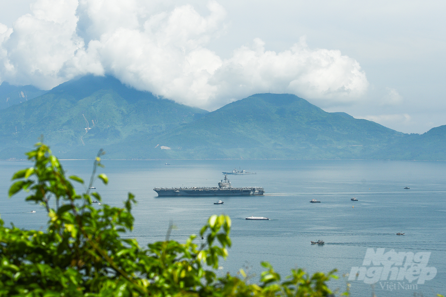 Để vận hành một tàu chiến dài hơn 332m như USS Ronald Reagan cần đến một thủy thủ đoàn hơn 5.500 người. Trong đó bao gồm cả thành viên các phi đội chiến đấu cơ được triển khai trên tàu.