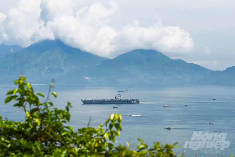 Để vận hành một tàu chiến dài hơn 332m như USS Ronald Reagan cần đến một thủy thủ đoàn hơn 5.500 người. Trong đó bao gồm cả thành viên các phi đội chiến đấu cơ được triển khai trên tàu.