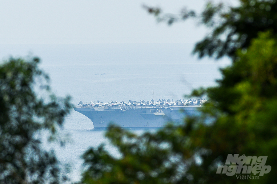 Ở cự ly gần, dễ quan sát thấy hàng chục máy bay chiến đấu cánh cứng và cánh cơ động đỗ trên boong tàu sân bay này. Lễ chào đón đoàn sẽ được chính quyền Đà Nẵng và các ngành chức năng tổ chức tại cảng Tiên Sa vào chiều 25/6.