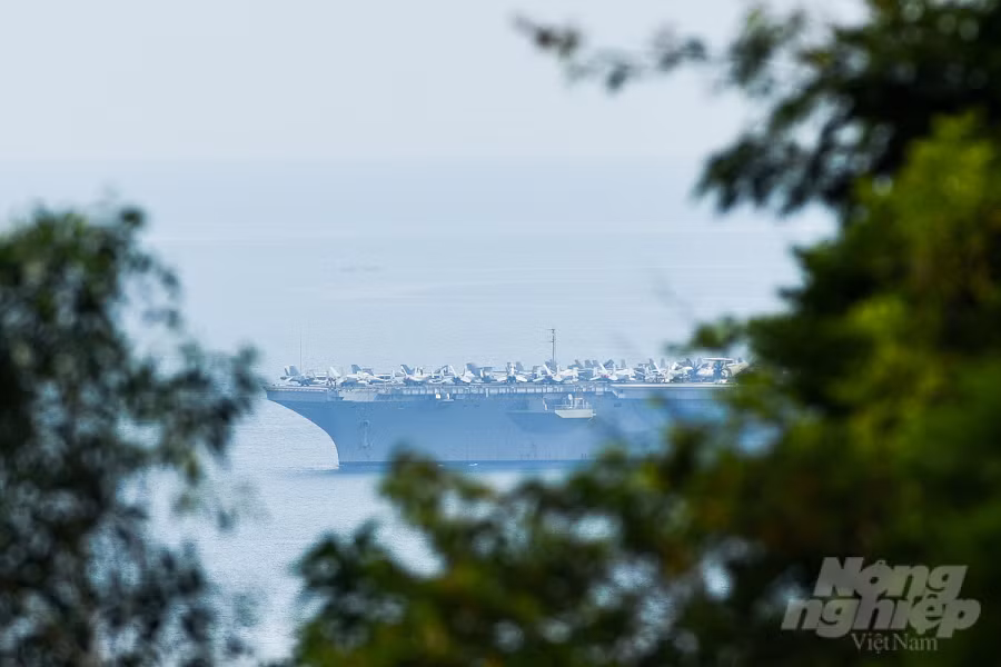 Ở cự ly gần, dễ quan sát thấy hàng chục máy bay chiến đấu cánh cứng và cánh cơ động đỗ trên boong tàu sân bay này. Lễ chào đón đoàn sẽ được chính quyền Đà Nẵng và các ngành chức năng tổ chức tại cảng Tiên Sa vào chiều 25/6.
