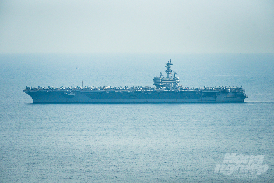 Ngay sau đó là sự xuất hiện của tàu sân bay USS Ronald Reagan (CVN-76). Khoảng 8h30, từ trên đỉnh bán đảo Sơn Trà có thể nhận thấy tàu sân bay USS Ronald Reagan bằng mắt thường, muốn quan sát kỹ hơn cần có thiết bị chuyên dụng.