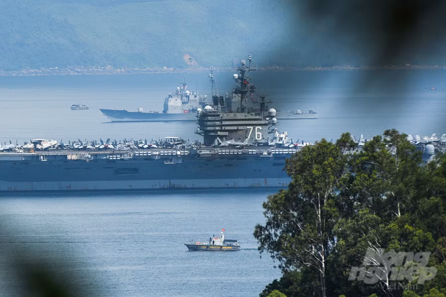 USS Ronald Reagan là tàu sân bay được hải quân Mỹ triển khai thường trực tại khu vực châu Á - Thái Bình Dương thuộc Nhóm tác chiến tàu sân bay số 5 (CSG 5) của Hạm đội Thái Bình Dương.