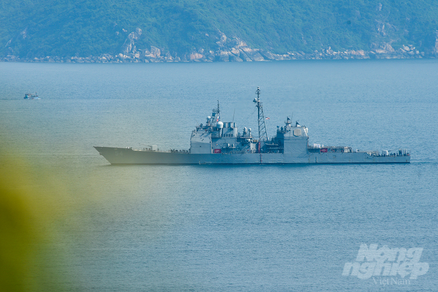 Sáng 25/6, nhóm tàu sân bay USS Ronald Reagan tiến vào khu vực vịnh Đà Nẵng, bắt đầu chuyến thăm hữu nghị từ 25 - 30/6. Dẫn đầu biên đội tàu là tuần dương hạm USS Antietam (CG-54) thuộc lớp Ticonderoga.