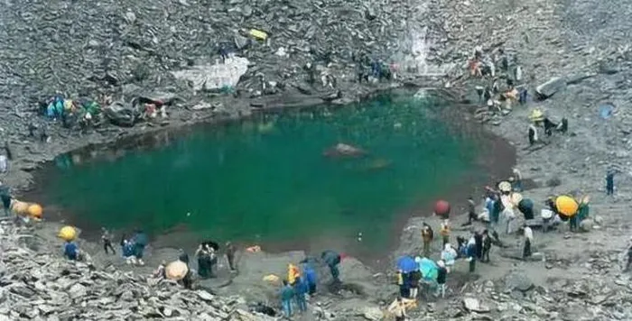 Vào mùa hè năm 1978, tại huyện Tây Xuyên, thành phố Nam Dương, tỉnh Hà Nam (Trung Quốc) xảy ra hạn hán nghiêm trọng. Do hạn hán nên một hồ chứa nước ở địa phương đã bất ngờ rút 100 mét chỉ sau một đêm.