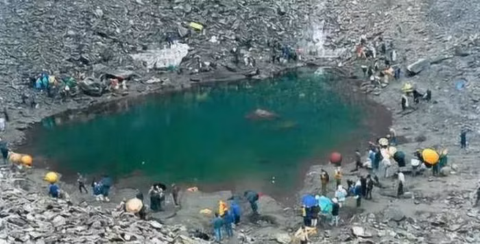 Vào mùa hè năm 1978, tại huyện Tây Xuyên, thành phố Nam Dương, tỉnh Hà Nam (Trung Quốc) xảy ra hạn hán nghiêm trọng. Do hạn hán nên một hồ chứa nước ở địa phương đã bất ngờ rút 100 mét chỉ sau một đêm.