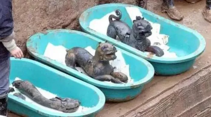 6 con rồng vàng được đính trên chiếc đỉnh, tạo nên một hình ảnh sống động và truyền cảm hứng. Đây là một minh chứng cho sự tài năng và tay nghề cao cấp của người thợ thủ công từ hàng ngàn năm trước.