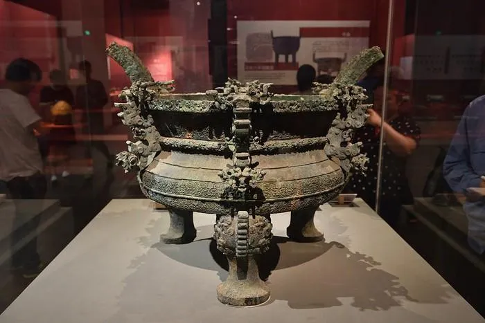  Bảo vật này chính là chiếc đỉnh đồng 3 chân với 6 con rồng vàng được chế tác tinh xảo,được liên kết với con trai của Sở Trang vương, một vị vua nổi tiếng trong lịch sử nước Sở, một trong những chư hầu của nhà Chu.