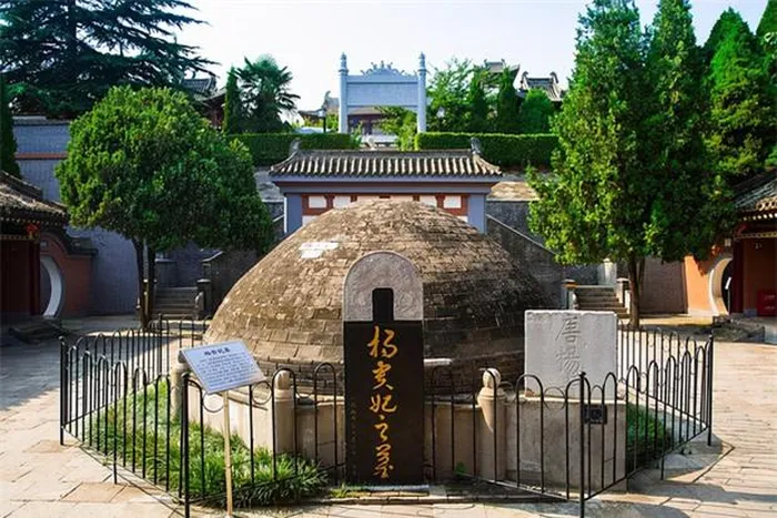 Mộ Dương Quý Phi chỉ được khám phá và xác định chính xác trong thời hiện đại. Ngôi mộ có hình dạng bán cầu, cao khoảng 3 mét, được xây dựng bằng loại gạch quý giá và tinh xảo. Mặc dù không được công trình hoành tráng như những ngôi mộ hoàng gia khác, mộ của Dương Quý Phi vẫn mang trong nó một sự nghiêm trang và quyền uy.