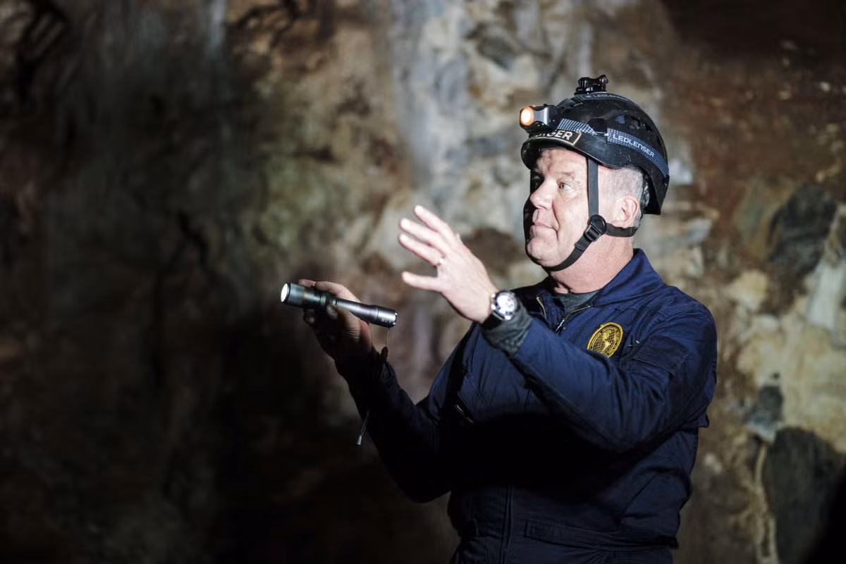 Các nhà khoa học còn tìm thấy những hình khắc có ý nghĩa trên đá, ngay phía trên 2 ngôi mộ cổ.