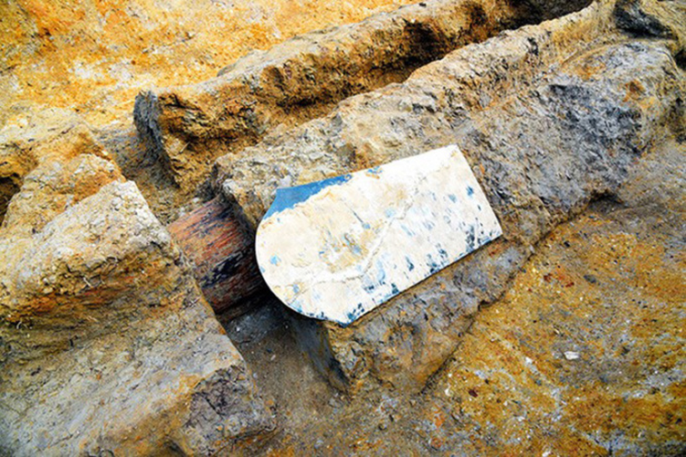 Toàn bộ gò mộ cổ có đường kính lên tới 86m, cao tới 10m, cho thấy người nằm trong đó là một nhân vật quan trọng. Ngoài thanh kiếm, các chuyên gia còn tìm thấy nhiều đồ tùy táng khác trong mộ, bao gồm các loại đồ đồng, gương trang trí hình các vị thần và động vật, đồ dùng hàng ngày và các nông cụ.