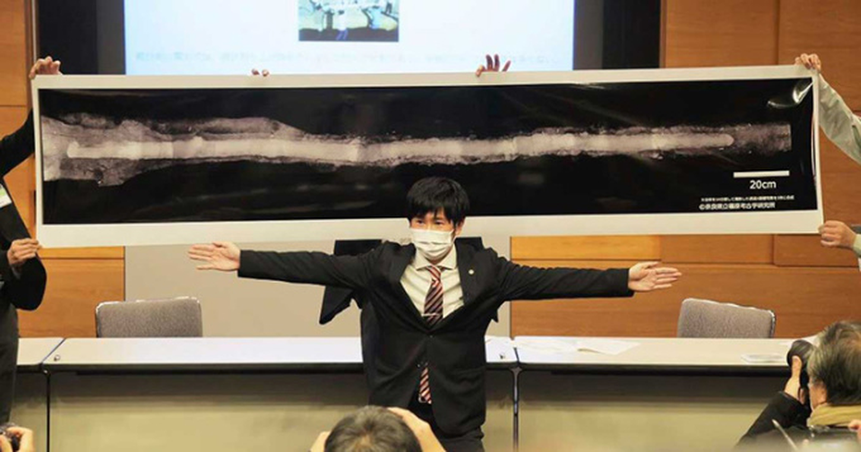 Thanh kiếm khai quật tại kofun Tomiomaruyama dài 2,3 m, rộng 6 cm. Nó thuộc loại kiếm dakoken với lưỡi hơi cong giống như rắn. Đây là thanh kiếm dài nhất từng được tìm thấy ở Nhật Bản và được xem là dài nhất trong tất cả các thanh kiếm cùng thời khai quật được ở Đông Á.