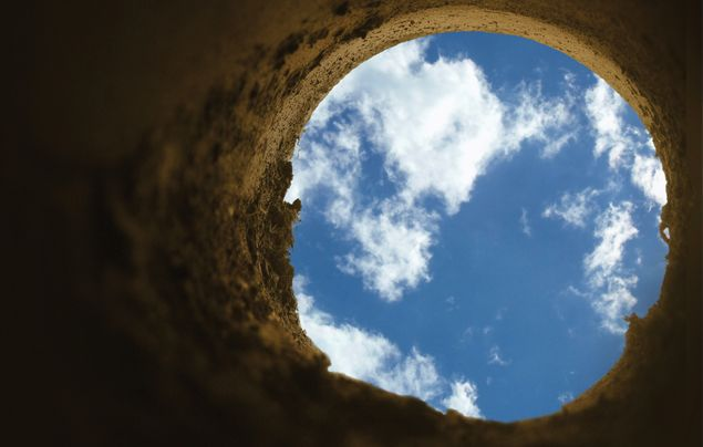 Sống sót sau một cuộc hành trình như vậy là khó khăn. Nhiệt độ và áp suất sẽ tăng lên đáng kể khi bạn tiến sâu vào Trái Đất.