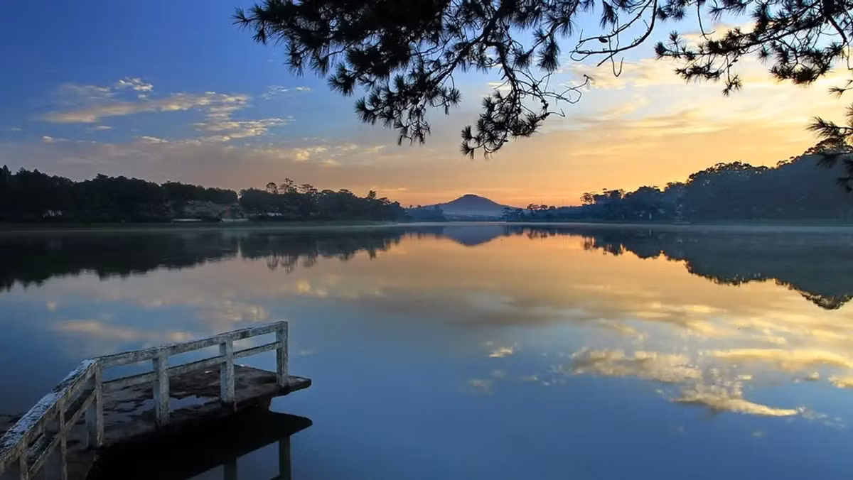 Du khách có thể tham quan những điểm tham quan nổi tiếng như Hồ Xuân Hương, Thung Lũng Tình Yêu, Cung Đình Hoàng Gia Bảo Đại và thăm các vườn hoa tuyệt đẹp như Vườn Hoa Đà Lạt và Vườn Hoa Thành Thái.