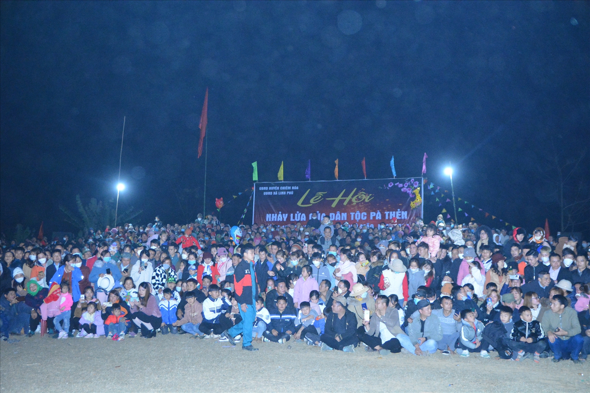 Qua những động tác uyển chuyển và màn trình diễn sáng tạo, người Pà Thẻn thể hiện sự tôn kính và sự kết nối với thế giới tâm linh.