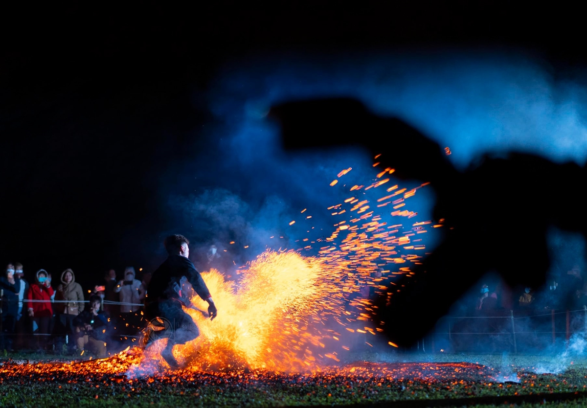 Ngoài ra, Lễ nhảy lửa của người Pà Thẻn còn mang đến giá trị nghệ thuật và tâm linh đặc biệt. Màn trình diễn nhảy qua lửa không chỉ đòi hỏi sự can đảm và kỹ năng của vũ công, mà còn là sự truyền tải cảm xúc và thông điệp sâu sắc.