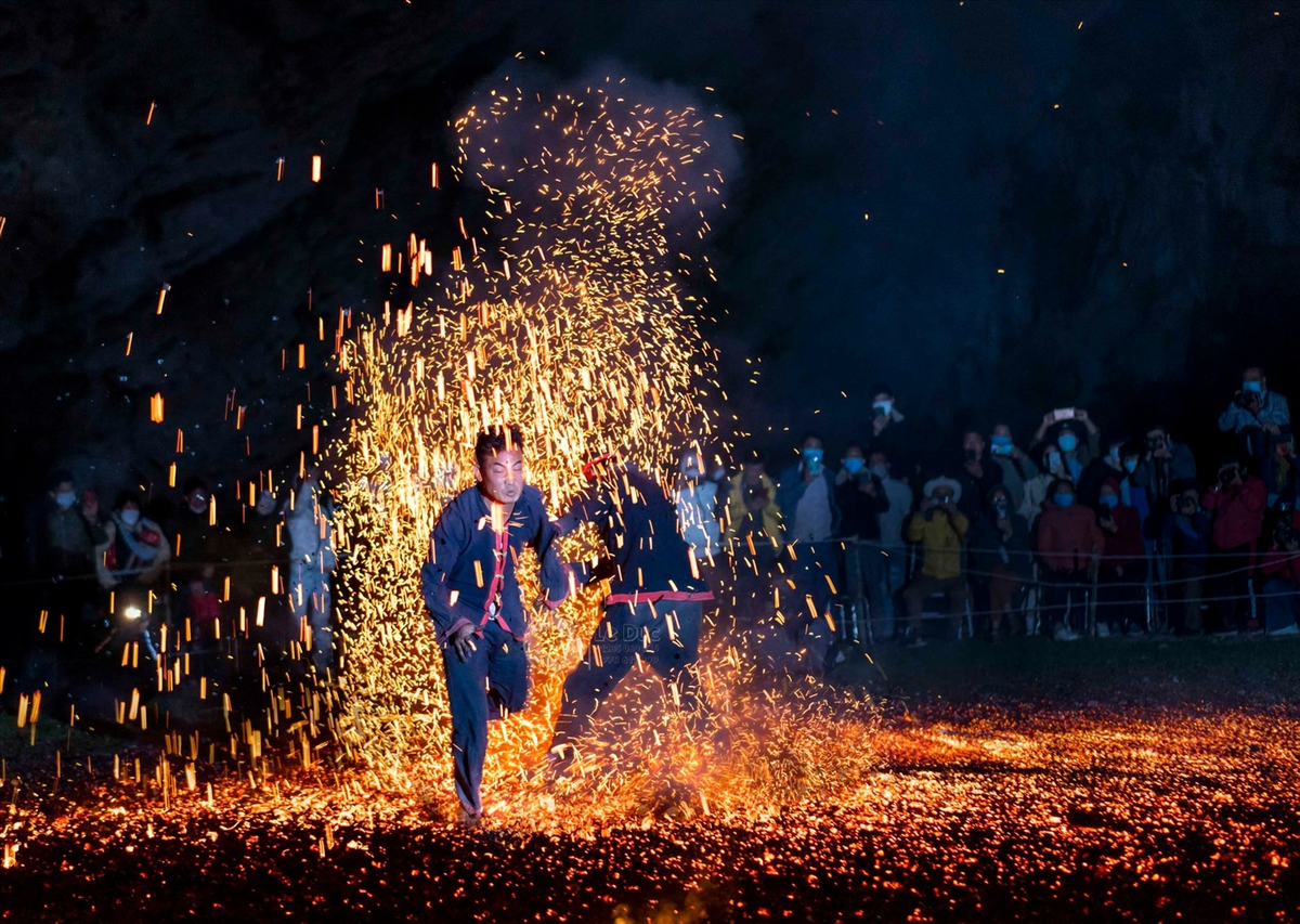 Lễ hội thể hiện sự tương tác sâu sắc giữa con người và môi trường, và cách người dân tạo ra sự cân bằng và sự kết nối với tự nhiên.