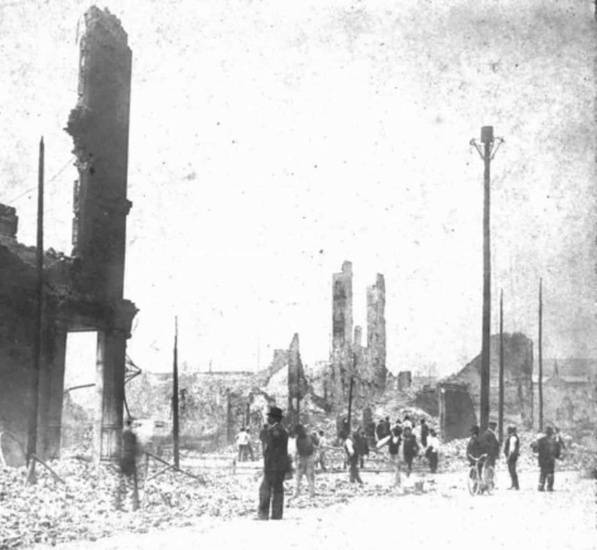 Khoảng 9.500 người đã chết ở miền đông nước Mỹ khi nhiệt độ lên tới 43 độ C. Riêng New York, hơn 700 người chết vì nắng nóng.