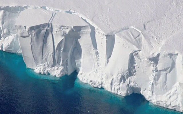 Việc tan chảy các sông băng cũng sẽ làm tăng mực nước biển. Nếu toàn bộ sông băng bị tan chảy, mực nước biển sẽ tăng lên khoảng 70 mét.