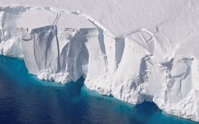 Việc tan chảy các sông băng cũng sẽ làm tăng mực nước biển. Nếu toàn bộ sông băng bị tan chảy, mực nước biển sẽ tăng lên khoảng 70 mét.