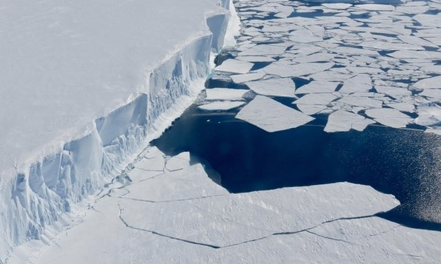 Theo Đại học Cambridge, khoảng 3/4 nước ngọt trên thế giới đang được giữ lại trong các vùng băng tuyết và sông băng.