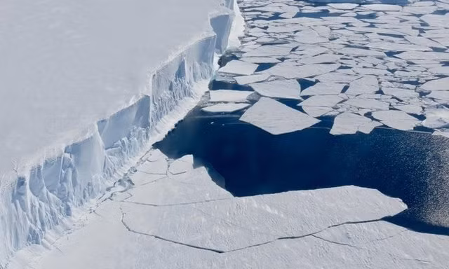 Theo Đại học Cambridge, khoảng 3/4 nước ngọt trên thế giới đang được giữ lại trong các vùng băng tuyết và sông băng.