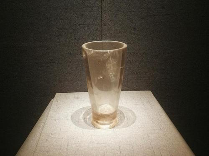 Cổ vật văn hóa này quá giống với một chiếc cốc thời hiện đại. Khi mới khai quật, một số người cho rằng chiếc cốc này là do tên trộm mộ ném vào trong mộ cổ.