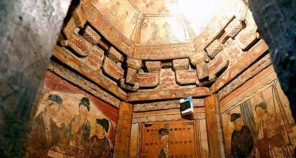 Bên cạnh đó, việc chạm tay vào các bích họa và vải lụa có thể tạo ra lực cơ học, dẫn đến sự biến dạng, nứt gãy hoặc phá hủy những chi tiết tinh tế và mỏng manh của tác phẩm.