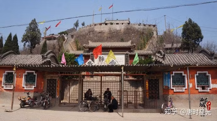 Qua quá trình nghiên cứu, các chuyên gia đã khẳng định rằng âm thanh được tạo ra do các bước chân của nhiều người khi đi lên bậc cầu thang của lăng Thiên Tử.Điều này tạo ra một hiện tượng vật lý đặc biệt, giống như âm thanh giọt nước chảy. Sự trùng hợp ngẫu nhiên của nhiều yếu tố đã tạo ra âm thanh đặc trưng này.