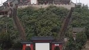 Sự phát hiện của âm thanh bí ẩn từ bậc thang lăng Thiên Tử gây tò mò và sợ hãi đối với nhiều người. Có người còn suy đoán rằng đây có thể là lời nguyền uất hận ngàn năm mà Hoàng đế Hiếu Tĩnh để lại. Tin đồn và lời đồn lan truyền nhanh chóng, tạo nên sự náo động trong cả khu vực. (Ảnh: Bilibili)