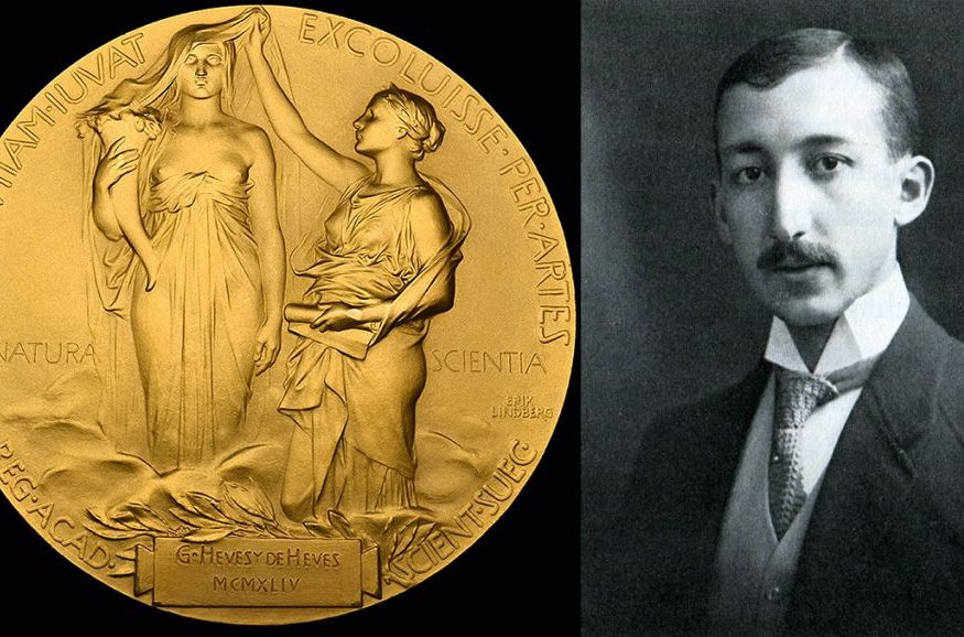 Quá trình hòa tan huy chương vàng được thực hiện bằng cách sử dụng một hỗn hợp axit nitric và axit clohydric. Axit nitric oxy hóa vàng, trong khi axit clohydric tạo ra axit chloroauric để loại bỏ vàng khỏi dung dịch.